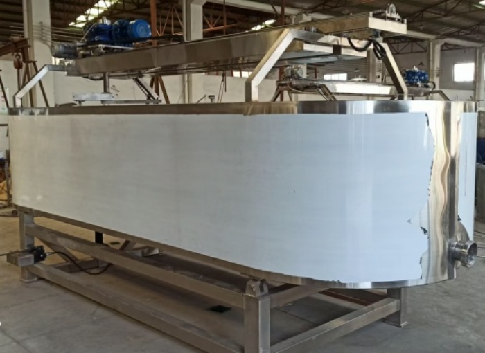 公司新增奶酪制作設(shè)備—不銹鋼奶酪槽、奶油摔打機(jī)